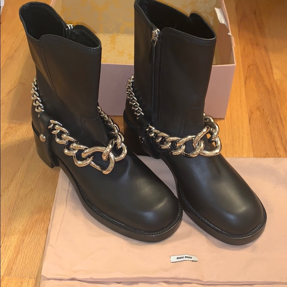BN SZ 39 MIU MIU BLACK BIKER BOOTS W METAL CHAIN
